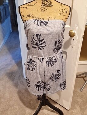 Cupshe Gray and Navy Strapless Tropical Romper